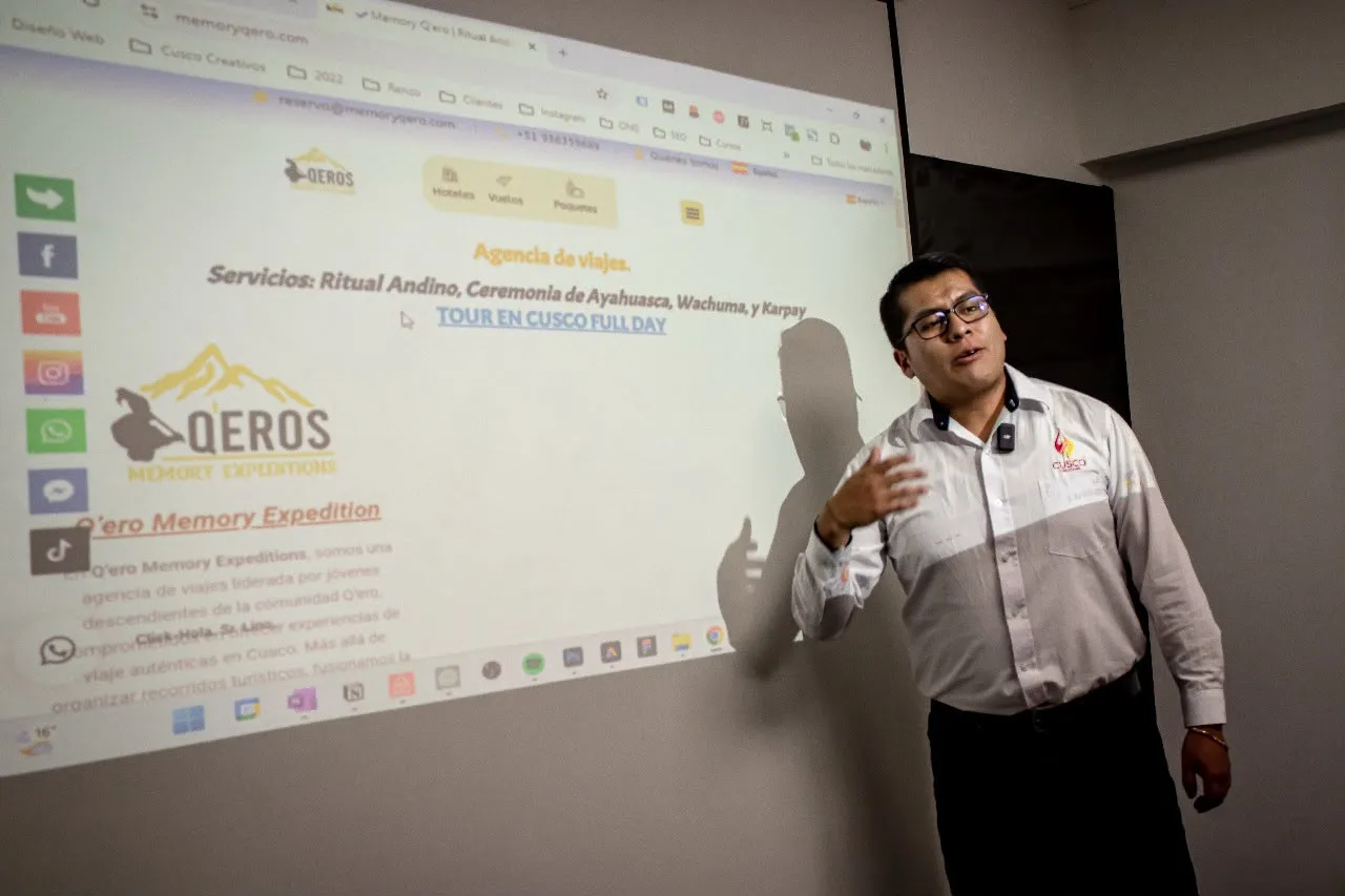 Paul Pumalloclla analiza en vivo la web de una agencia de turismo durante el taller SEO para turismo