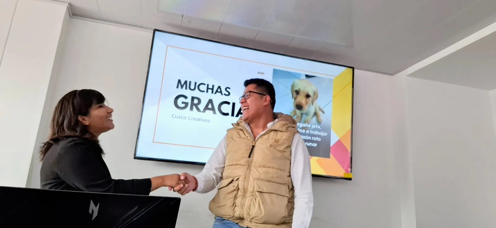 Paul Pumalloclla recibe un saludo al cierre de su charla Inteligencia artificial aplicada al marketing