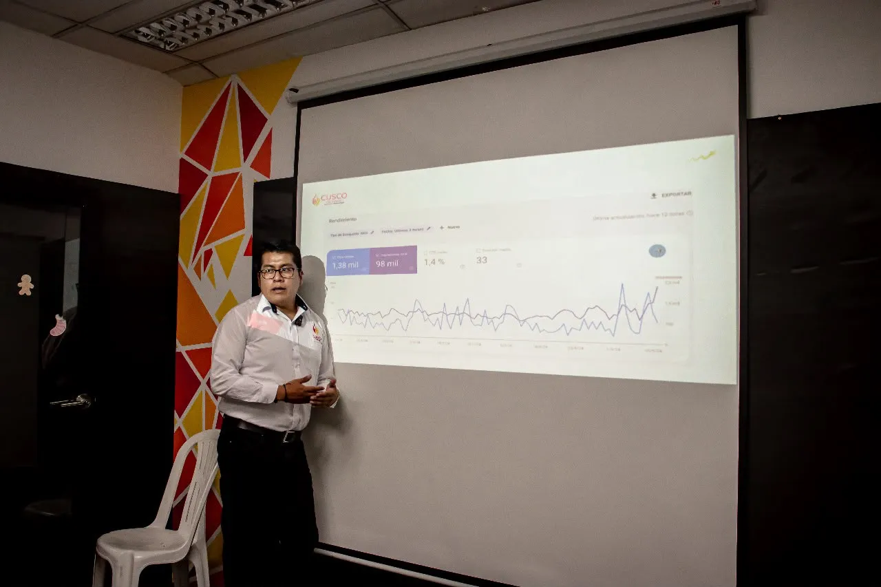 Paul Pumalloclla explica las métricas de una web de turismo en Google durante el taller SEO para turismo en Cusco