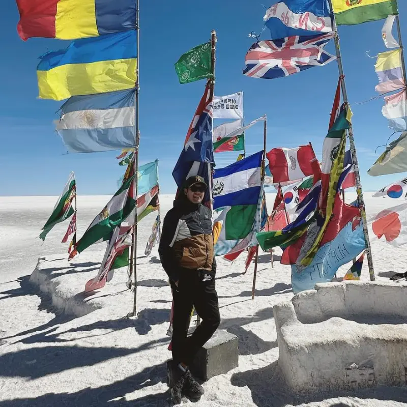 Paul Pumalloclla de viaje, junto a banderas de varios países