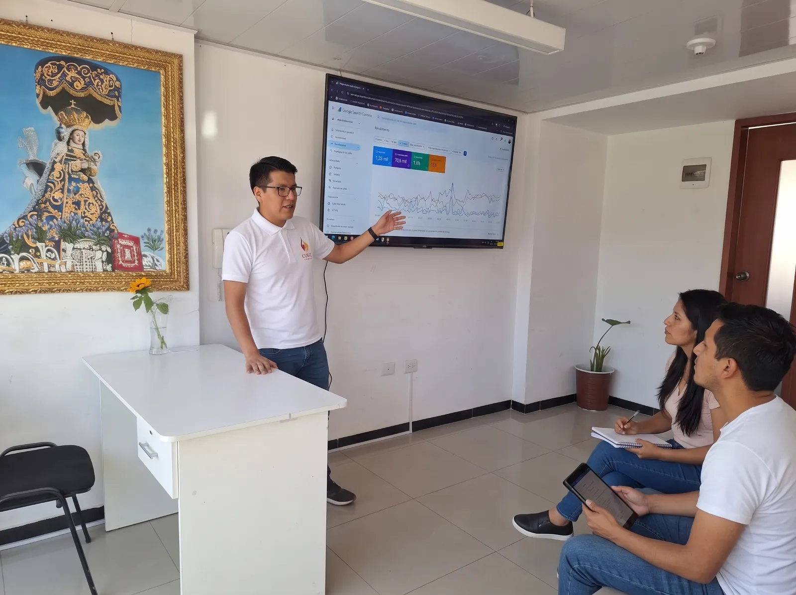 Paul Pumalloclla presenta las métricas de una web en Google a su equipo